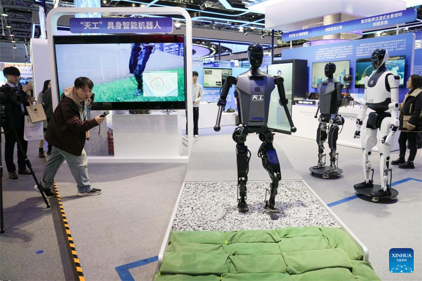 Robôs humanoides em destaque no Fórum Zhongguancun de 2025