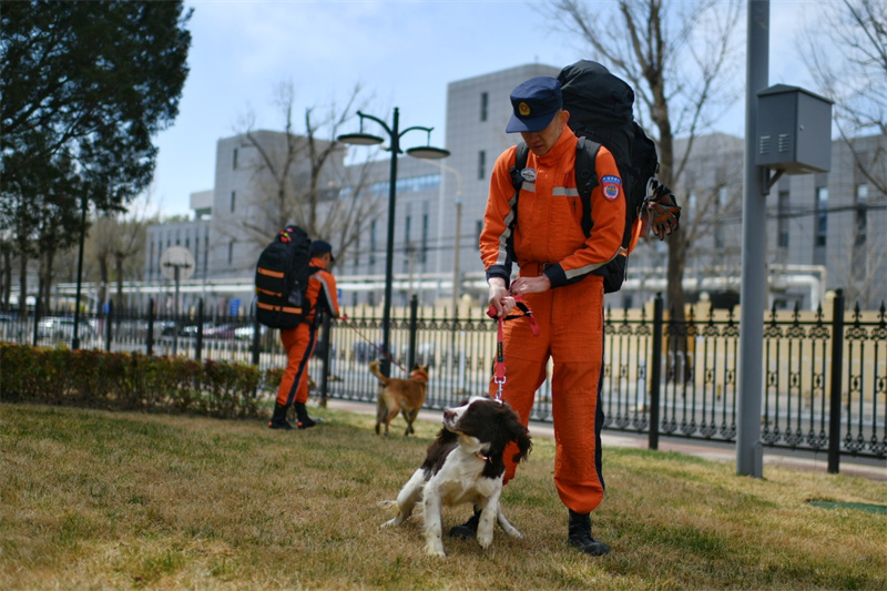 Equipe de resgate da China viaja à área do terremoto em Mianmar para missão internacional