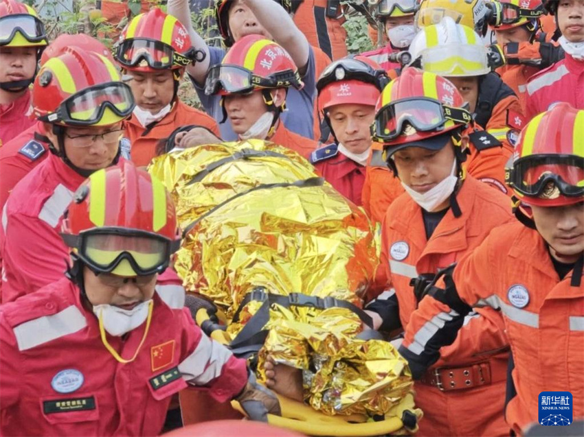 Equipe de resgate chinesa resgata 9º sobrevivente em Mianmar