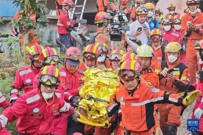 Equipe de resgate chinesa resgata 9º sobrevivente em Mianmar