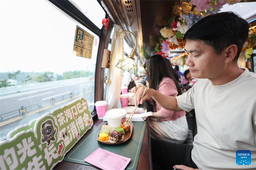 Ônibus Laobacha de Haikou inaugura rota especial da CICPE em Hainan