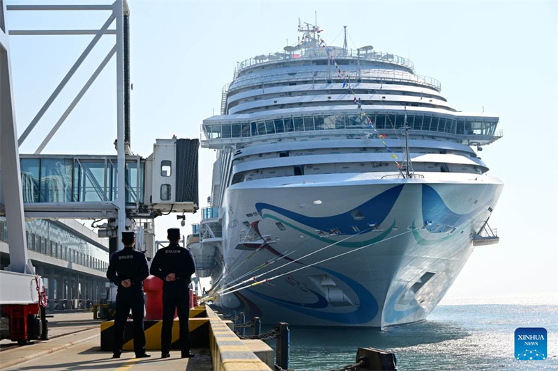 Primeiro navio de cruzeiro de grande porte construído na China estreia no leste do país