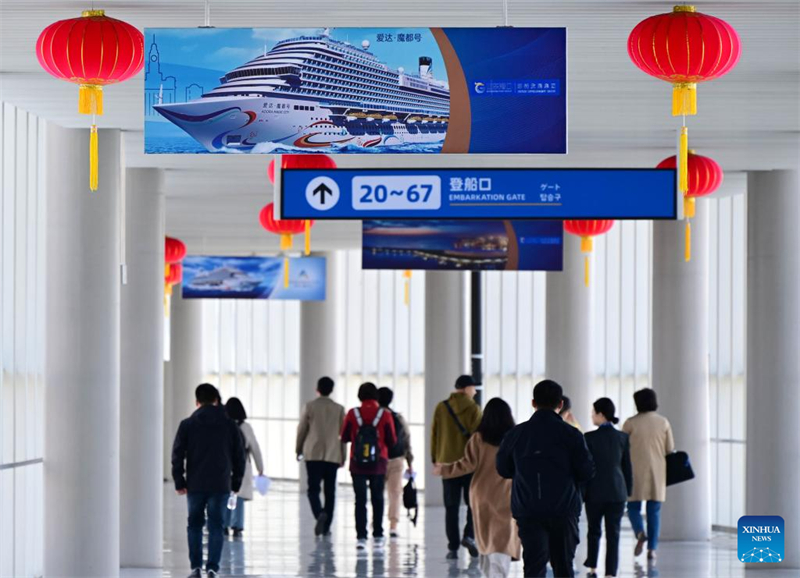 Primeiro navio de cruzeiro de grande porte construído na China estreia no leste do país