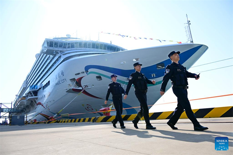 Primeiro navio de cruzeiro de grande porte construído na China estreia no leste do país