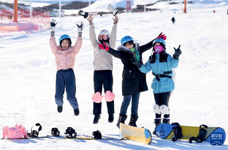 Esportes de neve tornam-se novo cartão-postal do turismo cultural em Xinjiang