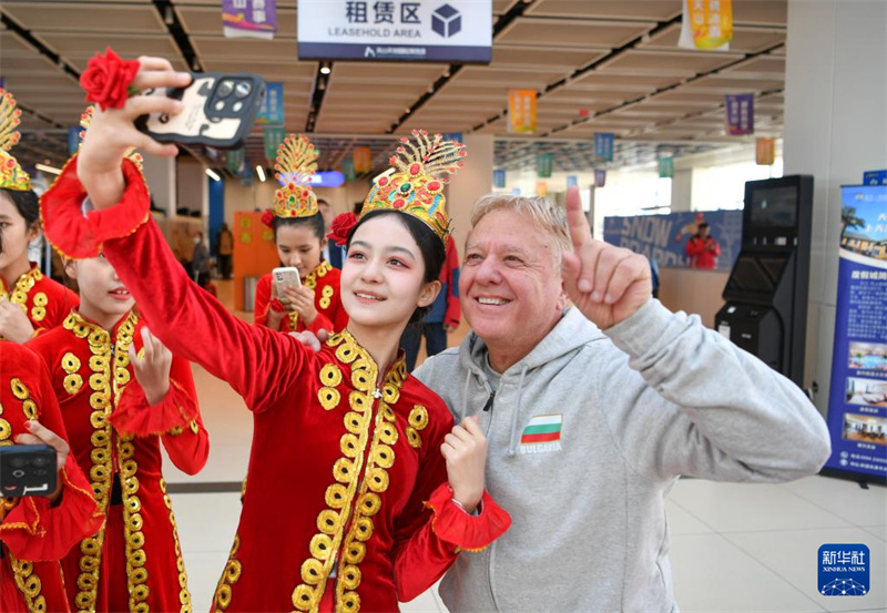 Esportes de neve tornam-se novo cartão-postal do turismo cultural em Xinjiang
