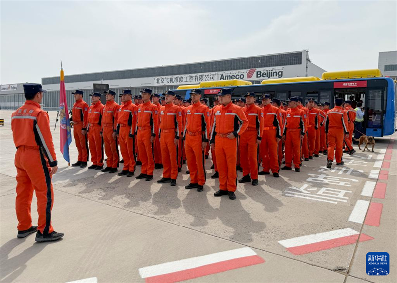 Equipes de resgate chinesas retornam a Beijing após missão em Mianmar
