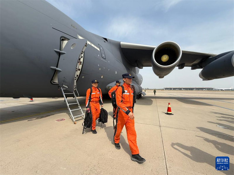 Equipes de resgate chinesas retornam a Beijing após missão em Mianmar