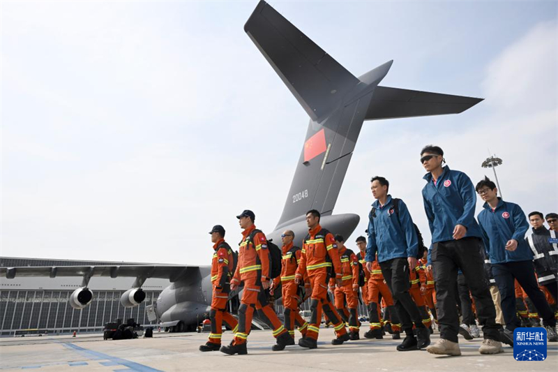 Equipes de resgate chinesas retornam a Beijing após missão em Mianmar