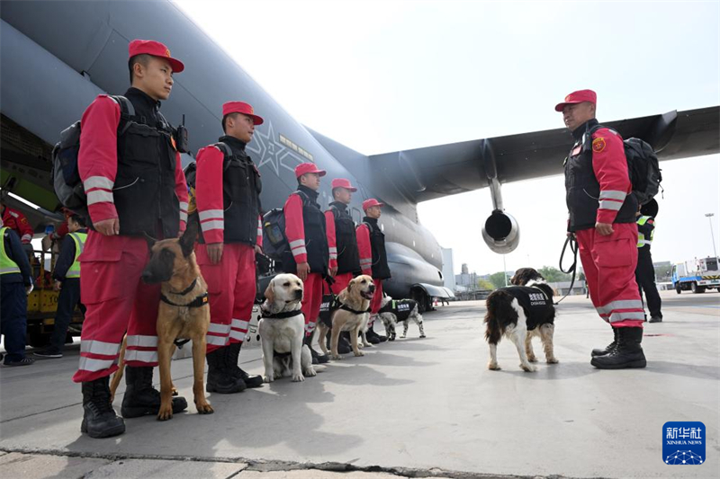 Equipes de resgate chinesas retornam a Beijing após missão em Mianmar