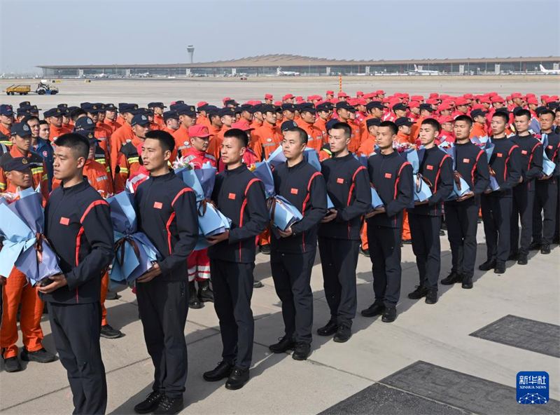 Equipes de resgate chinesas retornam a Beijing após missão em Mianmar