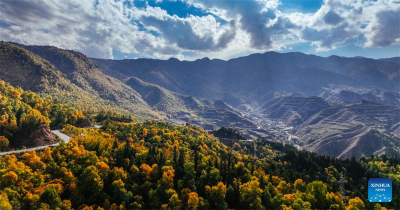 Vista do Geoparque Nacional de Kanbula em Qinghai, China