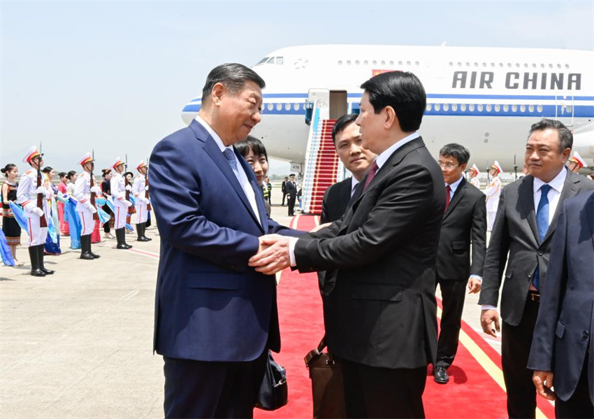 Xi Jinping chega a Hanói para visita de Estado ao Vietnã