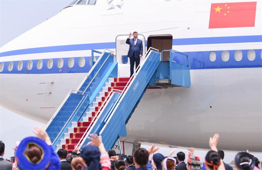 Xi Jinping chega a Hanói para visita de Estado ao Vietnã