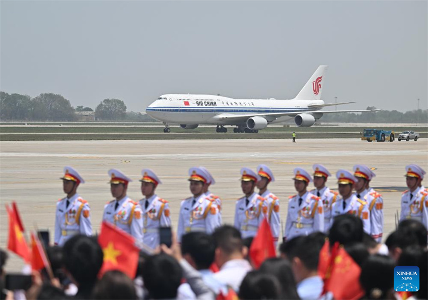 Xi Jinping chega a Hanói para visita de Estado ao Vietnã