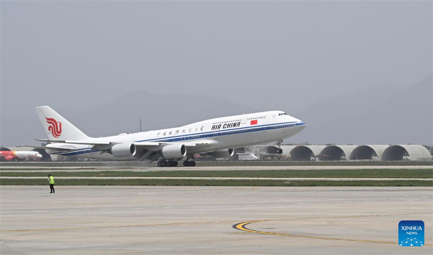 Xi Jinping chega a Hanói para visita de Estado ao Vietnã