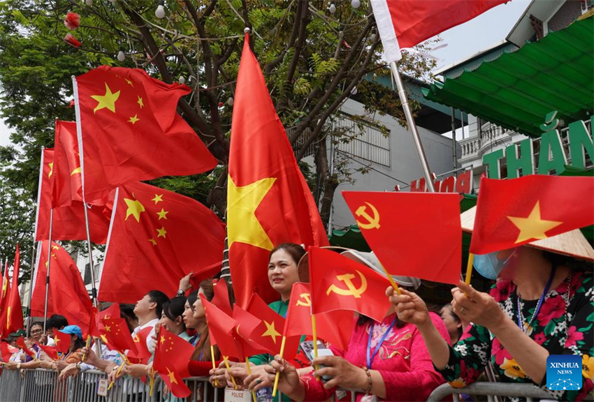 Xi Jinping chega a Hanói para visita de Estado ao Vietnã
