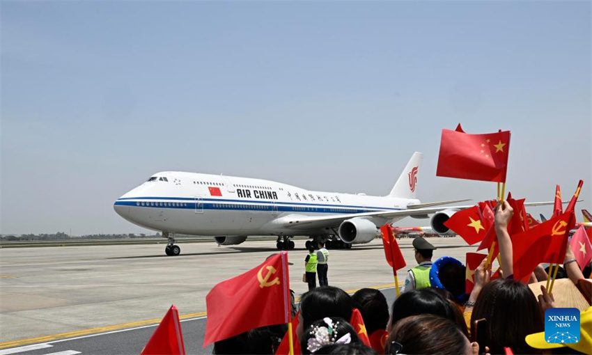 Xi Jinping chega a Hanói para visita de Estado ao Vietnã