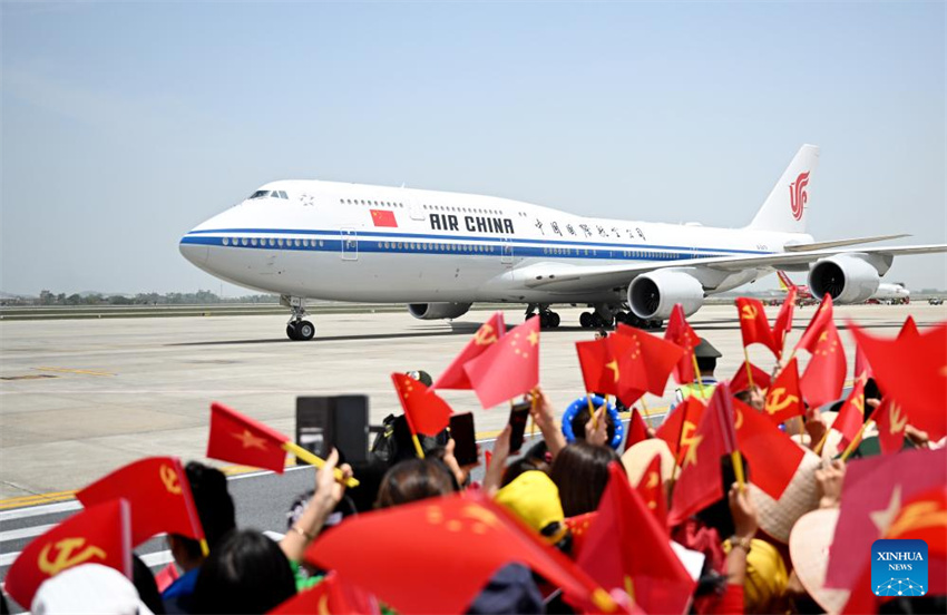 Xi Jinping chega a Hanói para visita de Estado ao Vietnã