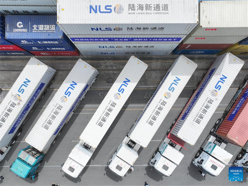 China lança primeira rota inter-regional para caminhões movidos a hidrogênio