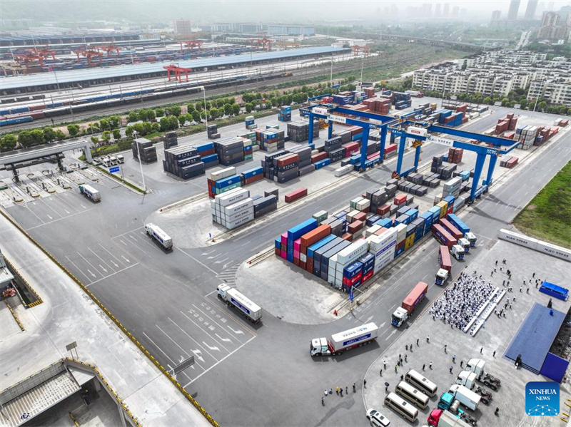 China lança primeira rota inter-regional para caminhões movidos a hidrogênio