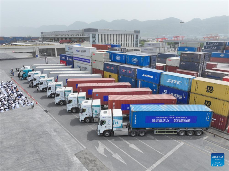 China lança primeira rota inter-regional para caminhões movidos a hidrogênio