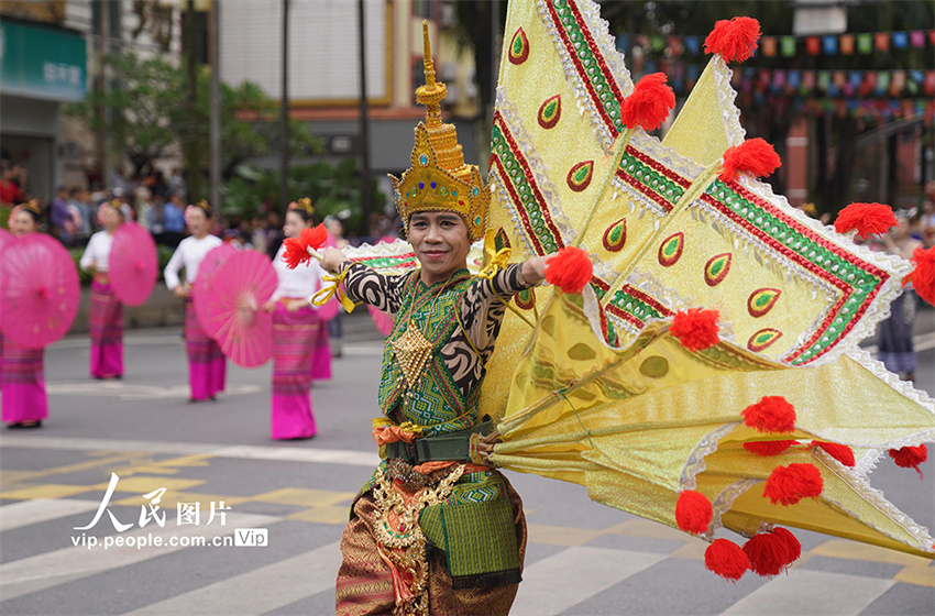 Yunnan: Festival de Aspersão de Água celebrado em Jinghong