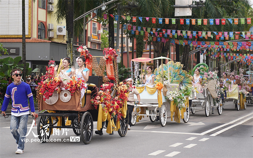 Yunnan: Festival de Aspersão de Água celebrado em Jinghong