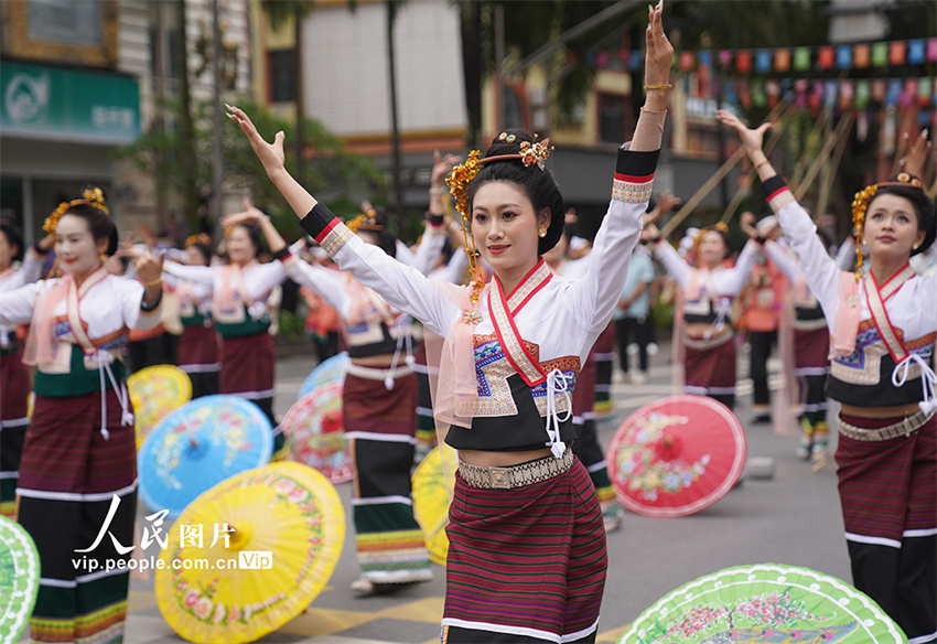 Yunnan: Festival de Aspersão de Água celebrado em Jinghong