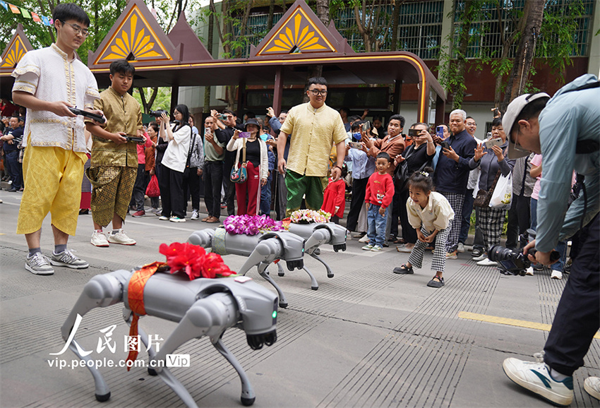 Yunnan: Festival de Aspersão de Água celebrado em Jinghong