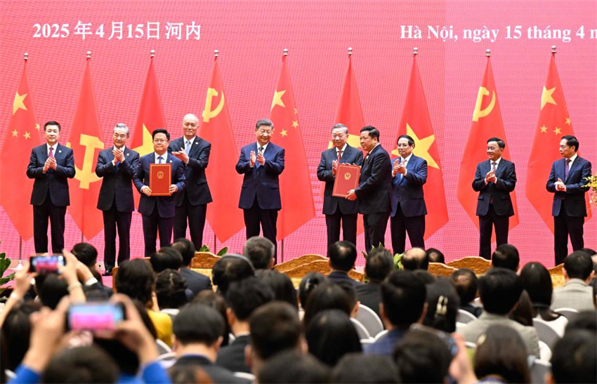 Xi Jinping diz que relações China-Vietnã estão enraizadas, sustentadas e empoderadas pelos povos