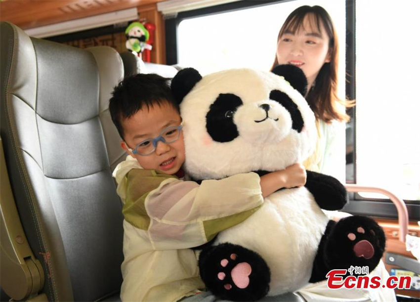 Ônibus com tema de panda estreia em Chongqing