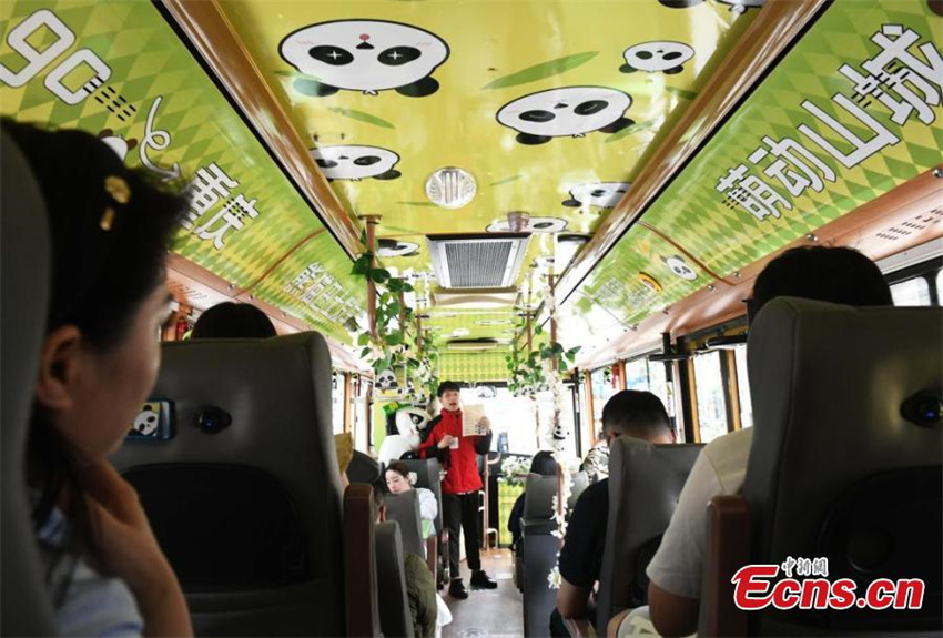 Ônibus com tema de panda estreia em Chongqing