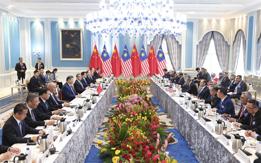 Xi Jinping diz que China e Malásia se juntarão aos países asiáticos para combater o confronto baseado nos campos
