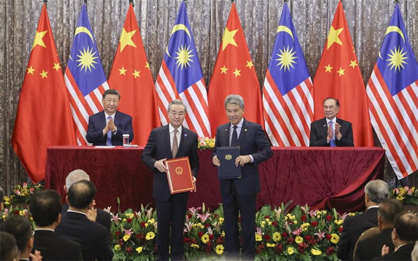 Xi Jinping diz que China e Malásia se juntarão aos países asiáticos para combater o confronto baseado nos campos
