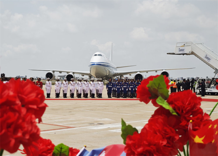 Xi Jinping chega a Phnom Penh para visita de Estado ao Camboja