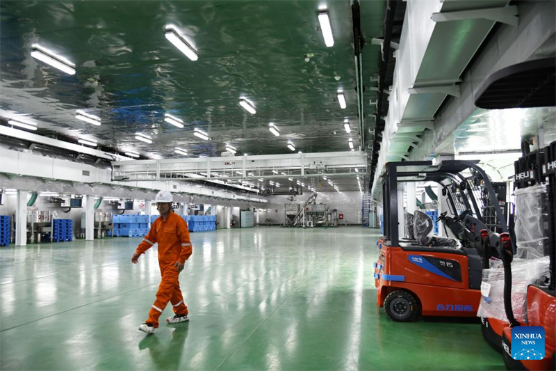 Embarcação inteligente para aquicultura em alto mar comissionada em Qingdao