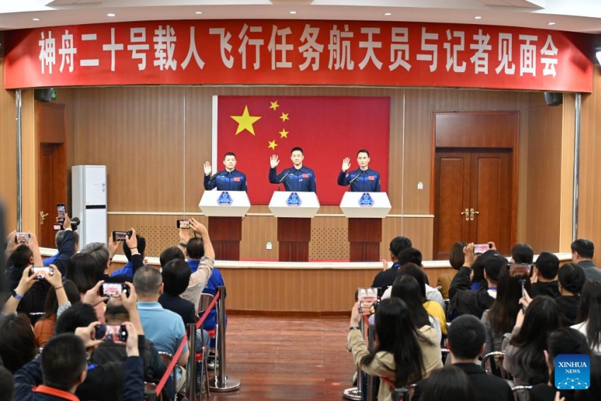 Astronautas da missão chinesa Shenzhou-20 atendem conferência de imprensa