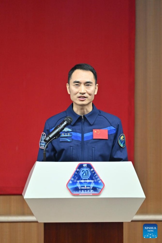 Astronautas da missão chinesa Shenzhou-20 atendem conferência de imprensa