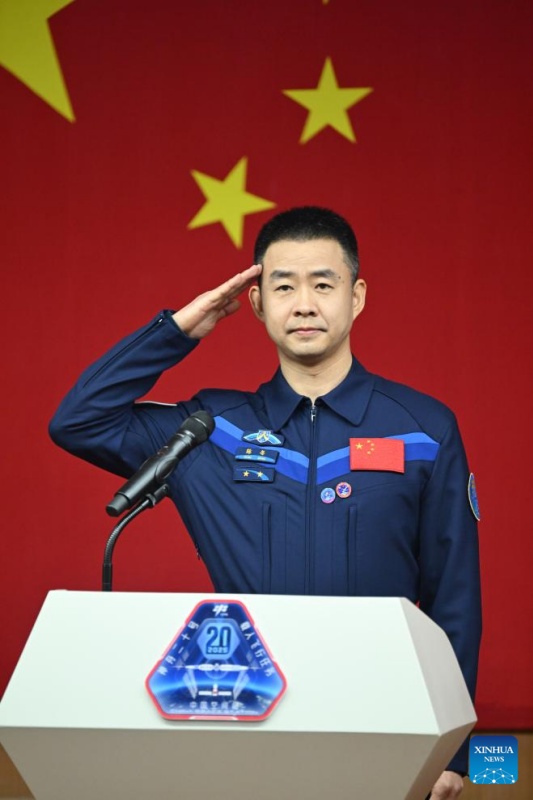 Astronautas da missão chinesa Shenzhou-20 atendem conferência de imprensa