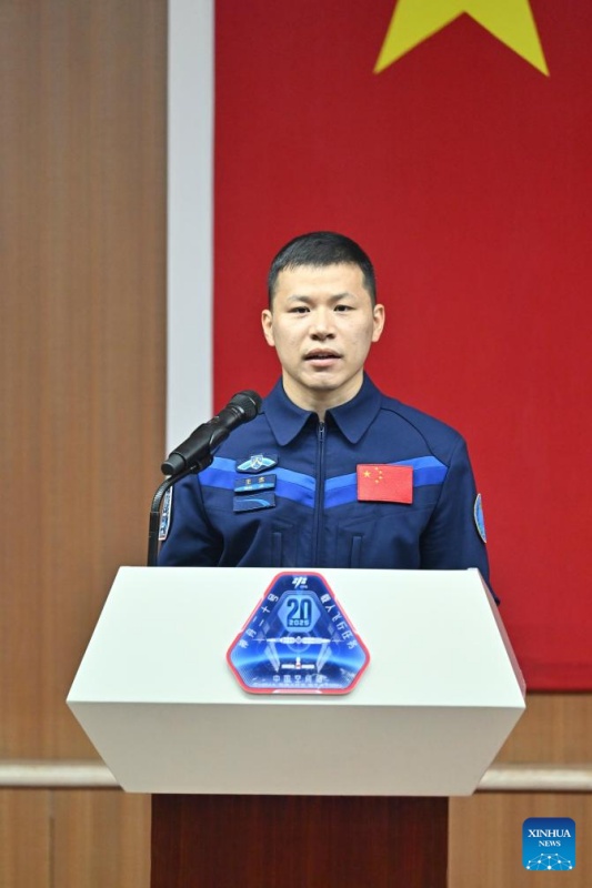 Astronautas da missão chinesa Shenzhou-20 atendem conferência de imprensa