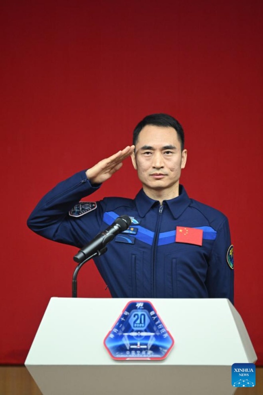 Astronautas da missão chinesa Shenzhou-20 atendem conferência de imprensa