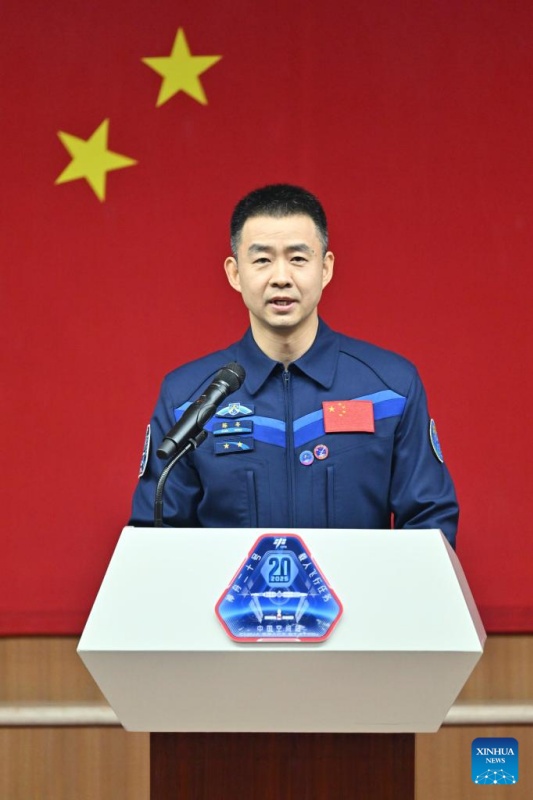 Astronautas da missão chinesa Shenzhou-20 atendem conferência de imprensa