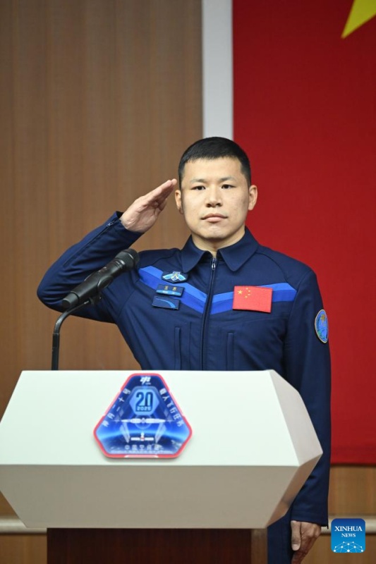 Astronautas da missão chinesa Shenzhou-20 atendem conferência de imprensa