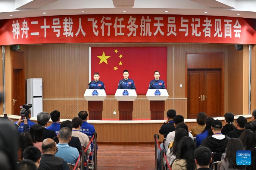Astronautas da missão chinesa Shenzhou-20 atendem conferência de imprensa