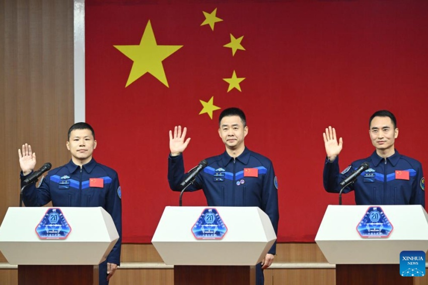 Astronautas da missão chinesa Shenzhou-20 atendem conferência de imprensa