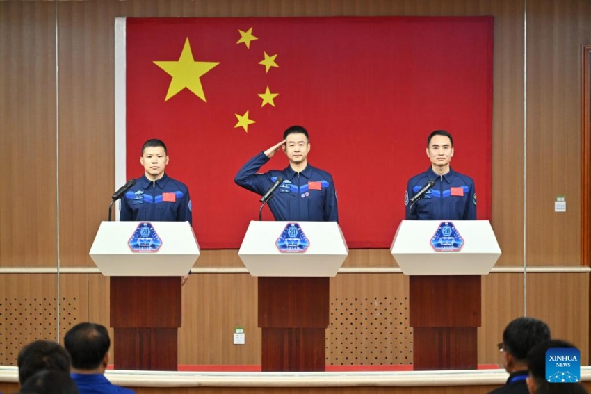 Astronautas da missão chinesa Shenzhou-20 atendem conferência de imprensa
