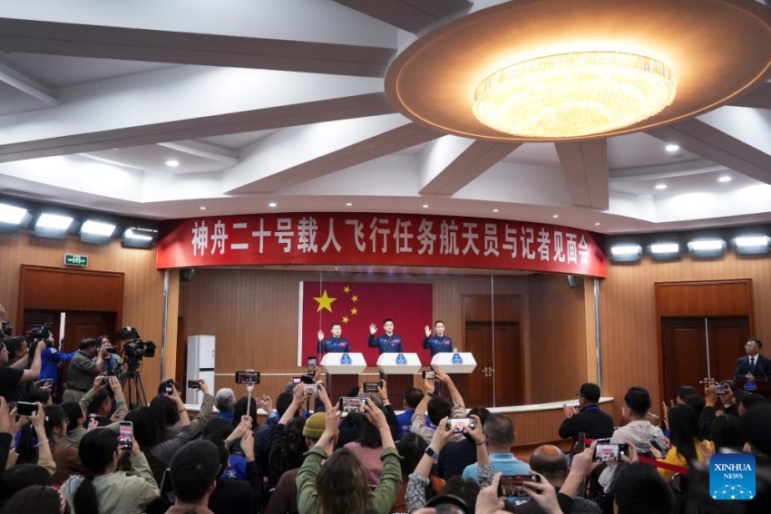 Astronautas da missão chinesa Shenzhou-20 atendem conferência de imprensa