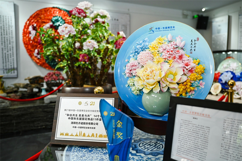 Jornalistas da Eurásia experienciam charme único da porcelana de peônia de Luoyang