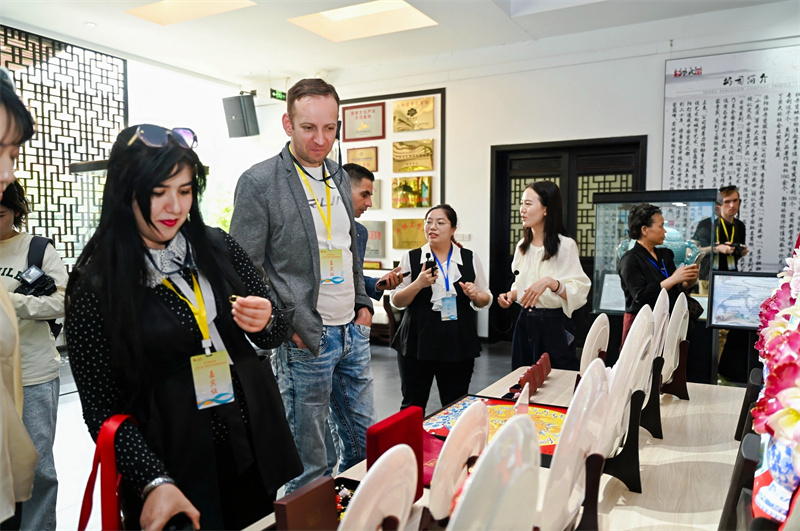 Jornalistas da Eurásia experienciam charme único da porcelana de peônia de Luoyang